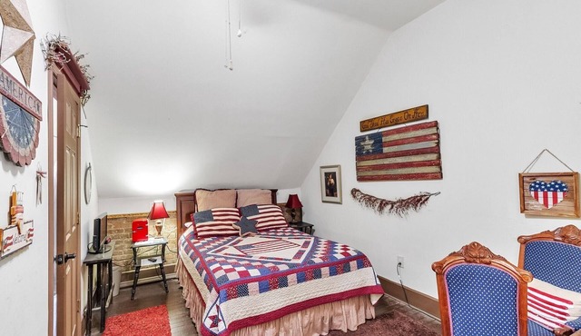 NEW LISTING! America Room by Main Street Bed & Breakfast