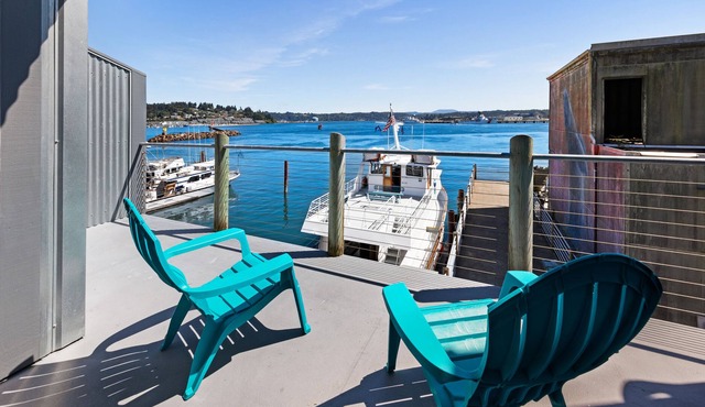 New listing! Bayfront Lodge Studio with a Fireplace & Balcony - Near the Beach!