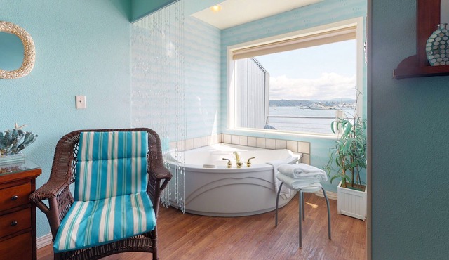 New listing! Bayfront studio w/ jetted tub, fireplace & balcony - near the beach