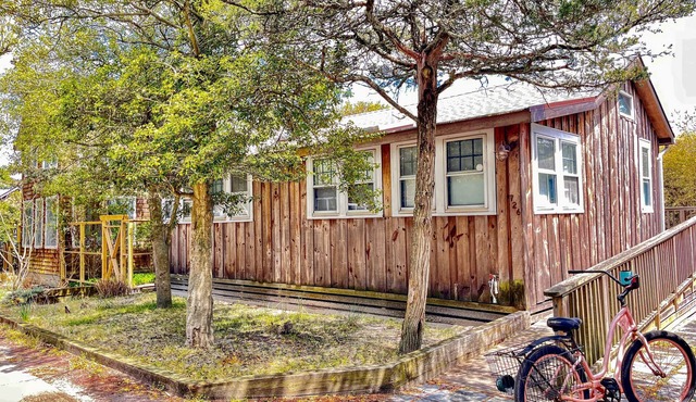 NEW LISTING Beach bungalow with modern comforts, 1 min walk from the beach!