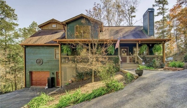 New listing - Beautiful cabin on Talking Rock Creek with mountain views