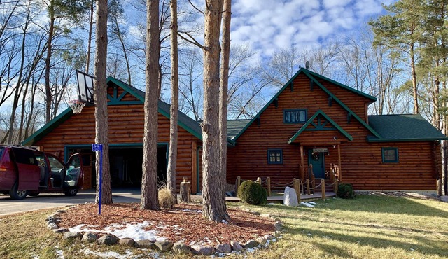 New Listing!Beautiful Log Cabin near Devil`s Lake.