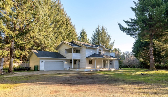 New listing! Beautiful 3 bedroom 3 bath, near lakes, ocean, and dunes, pet friendly, large lot, bbq