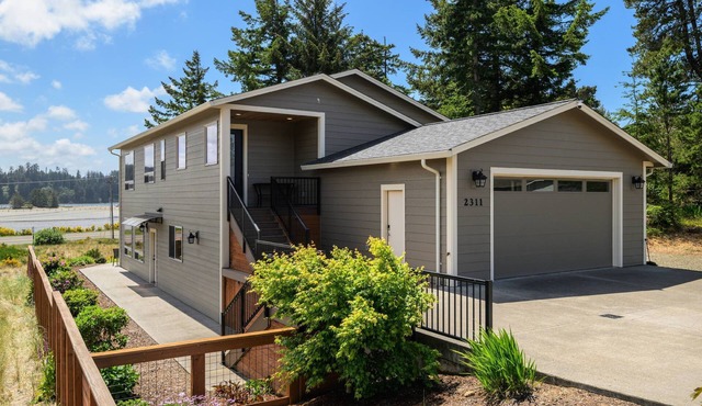 New Listing! Beautiful 3 bed, 2 1/2 bath river view home with hot tub & game room