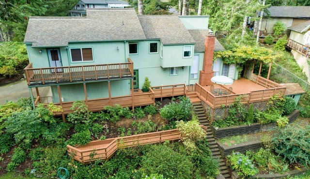 *NEW LISTING* Beautiful Lake Area Home, Pet Friendly, Close to Old town Florence & Dunes, Gas Grill