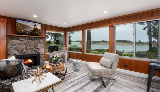 *New Listing* Beautiful Riverfront Cottage, Newly Remodeled with Amazing Views, BBQ, Close to Town.