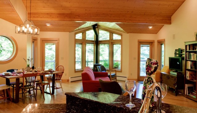 *NEW LISTING* Beautiful Lake Front Home w/Hot Tub. Close to Downtown Florence and Dunes