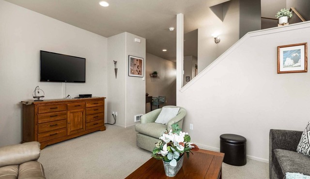 *New Listing* Beautiful Condo in Historic Old Town Florence.Walk to The Marina, Restaurants, pets ok