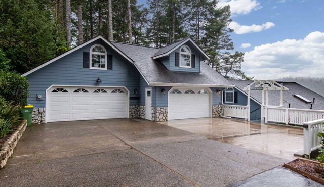 New Listing! Beautiful Lakefront home w/amazing lake views, private dock, hot tub, and gameroom