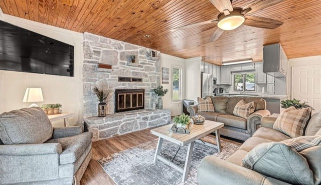 NEW LISTING! Beaver Lake Hillside Hideaway by RedAwning