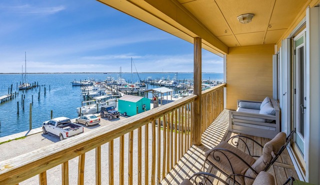 New Listing! Blue Views - Beautiful Waterfront Townhome At Southwind Marina