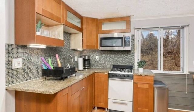 New Listing by 5-Star Hosts! Cozy, Quiet 1 Bd Homen