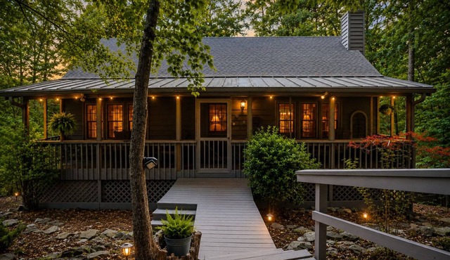 New listing! Cabin Mountain Escape Near Atlanta - Friends Family Romantic