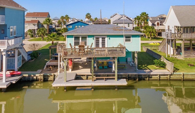 New Listing! Canal Home Cozy and Clean