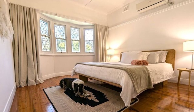 NEW listing - Charming 2-bedroom house with WiFi and AC in Kotara