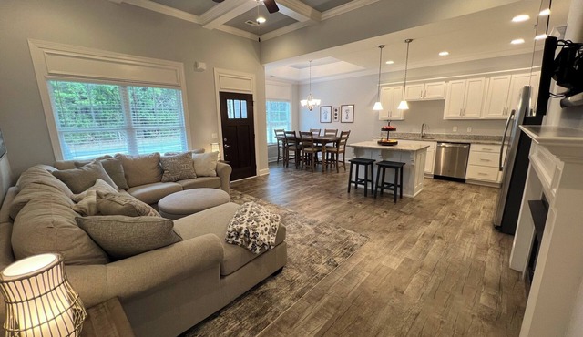 NEW LISTING! Charming 3-bedroom townhome with WiFi and AC in fabulous Ooltewah