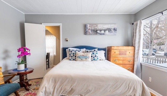 New Listing! Charming French Studio Apartment