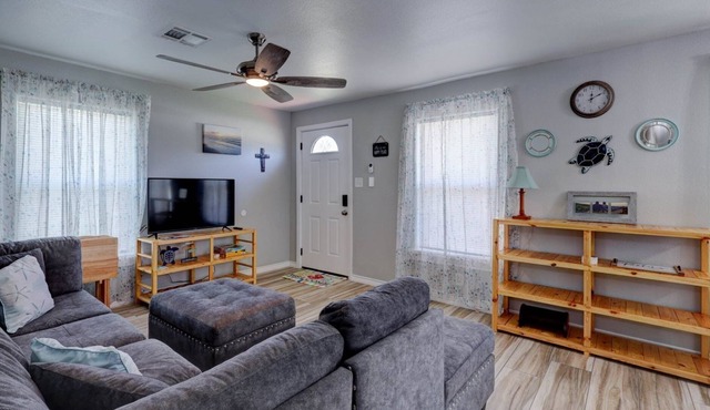 New Listing! Close to local parks, shopping and restaurants