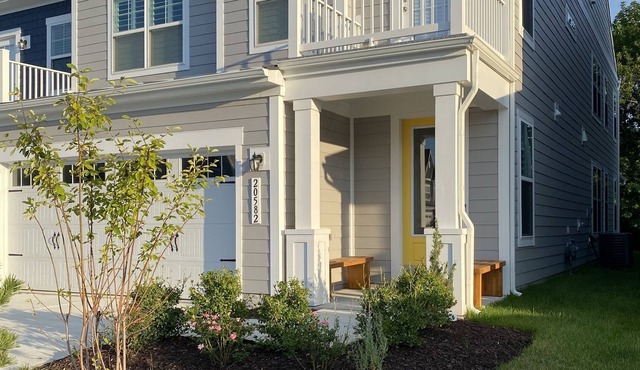 "New Listing" Coastal Boutique in Bayside