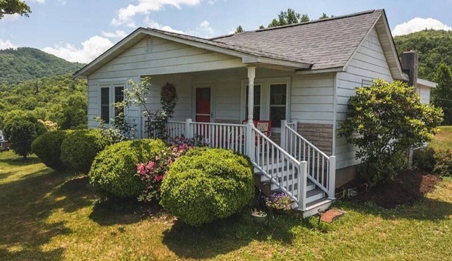 New listing! Cozy hilltop cottage with mountain views, 20 mins. from Floyd.