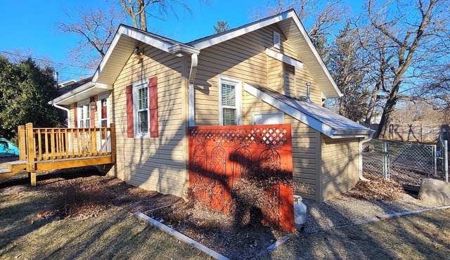 New Listing! Cozy Lake Shangri-La Cottage! Big yard, fire pit, sleeps 4n