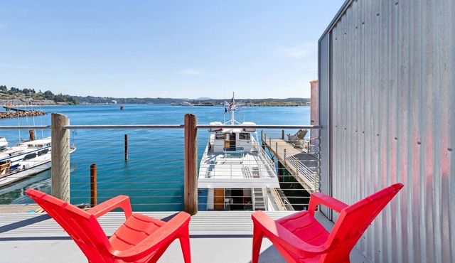 New listing! Deluxe bayfront studio w/jetted tub & fireplace - near the beach!