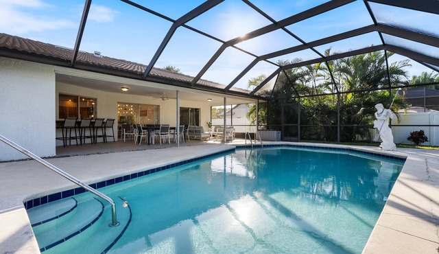 New Listing Discount! Tropical Bliss - Heated Pool, 5 miles to Vanderbilt Beach!