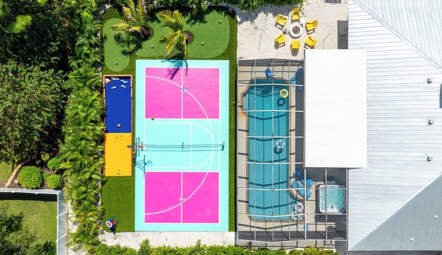 New listing discount! 5BR luxe oasis: Pickleball+bowling+golf+game room & more!
