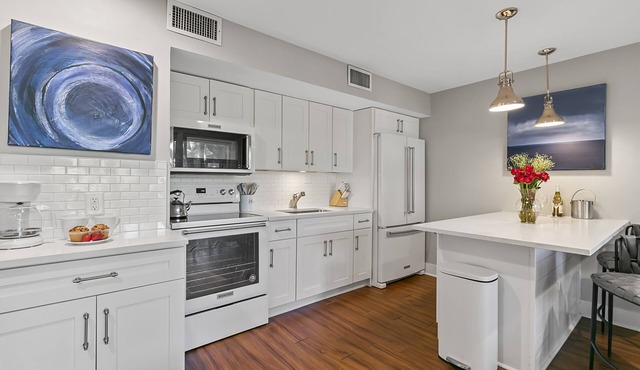 New listing! Easy beach access, central location