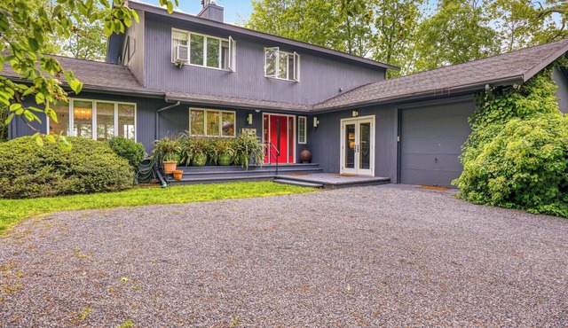 New Listing - Eclectic home with private pool, decorated loft, gas.