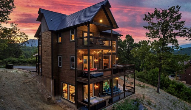 New Listing, "Explorer's Hideaway",Mtn View, Firepit, Indoor Pool, Hot Tub,Games