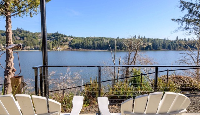 New Listing Fabulous Lakefront Home on Siltcoos Lake, Private Dock, Hot Tub, Kayaks, BBQ