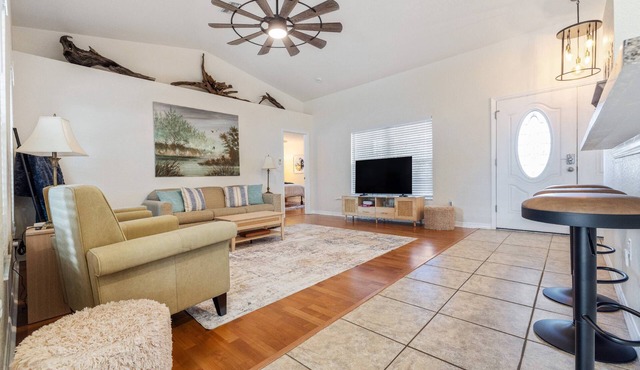 New Listing! Gorgeous 3BR/2BA Home w/Swim & Spa, FirePit, Grill, close to Weeki Wachee/Pine Island
