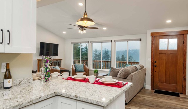 * New Listing* Gorgeous Newly Remodeled Lake house, Amazing Views, Gas grill, Pet Friendly