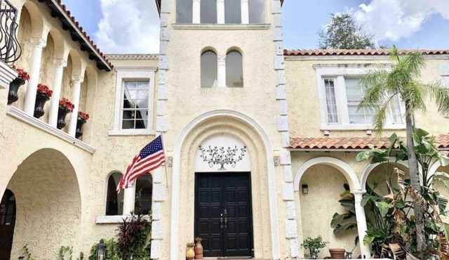 NEW LISTING! ☀️ Great Gatsby Pool Mansion. HEATED JACUZZI!!