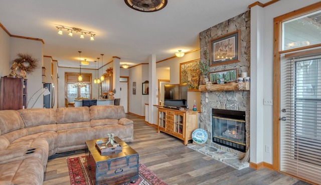 NEW LISTING! Great Views~Comfortable Condo in Mountain Air by RedAwning