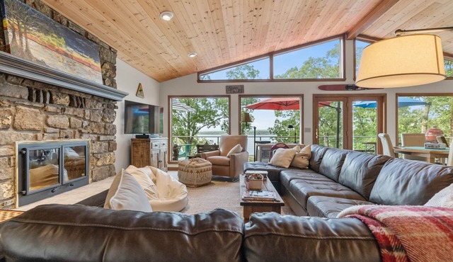 New Listing! Greers Ferry Lakefront home with ping pong, kayaks, and more!