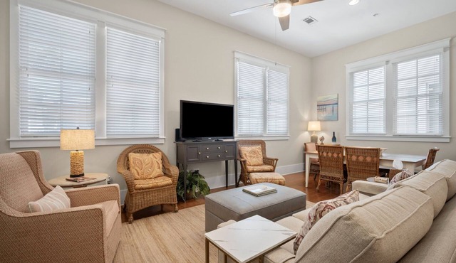 New Listing! Habersham Flat - Sleeps 4 Walking Distance to Pool and Market St