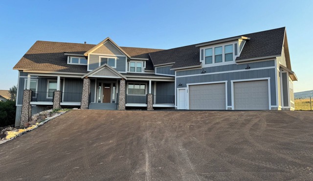 New listing! Hanson House- 9 bed 7.5 bath Sleeps 35. 1/2 Acre Grass Yard