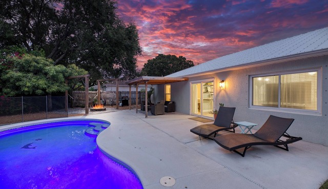 New Listing-Heart of Melbourne w/POOL