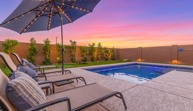 New Listing! Heated Sparkling Pool, Fast Wifi, King Bed, Putting Green!