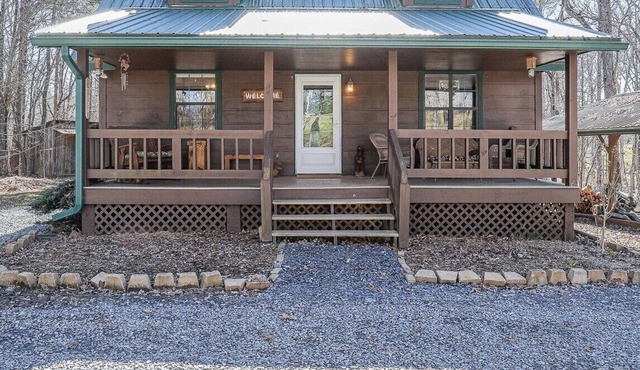 New listing! Hot tub. Game room. Pet friendly. Close to downtown Blue Ridge.