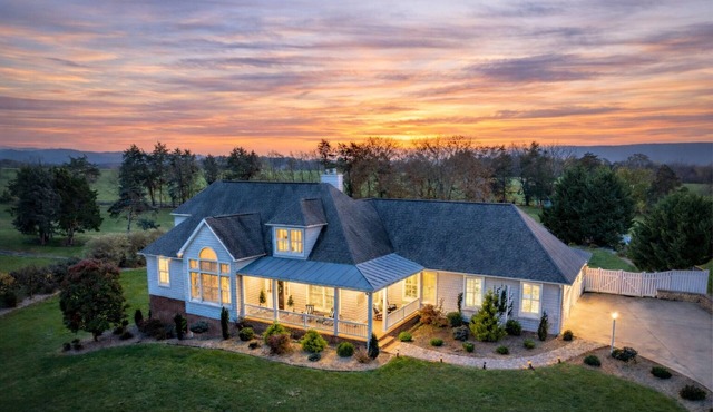 ☆New Listing☆ Hot Tub ◇ Movie Room ◇ Game Room ◇ Fire Pit ◇ Dog-friendly