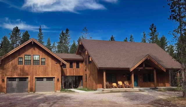 *New Listing* Hot Tub, Indoor Slide, 25 Miles to YNP
