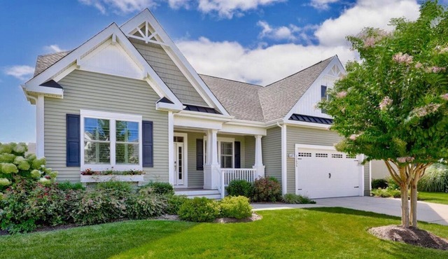 New Listing:in the Coastal Club Community with Resort-Style Amenites *Pet