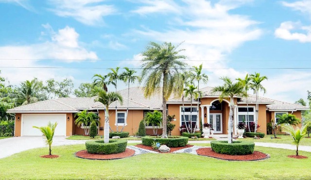 NEW LISTING! Luxurious Serene SW Ranches Villa by RedAwning
