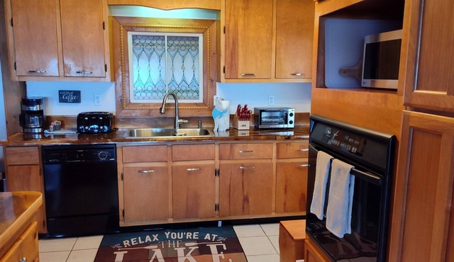 -NEW LISTING- Lake Front 1300sq ft Home, Ocala National Forest, Salt Springs