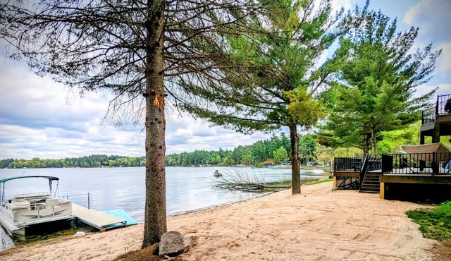 New Listing / Lake House / Sleeps 24 / Amazing Beach and Views