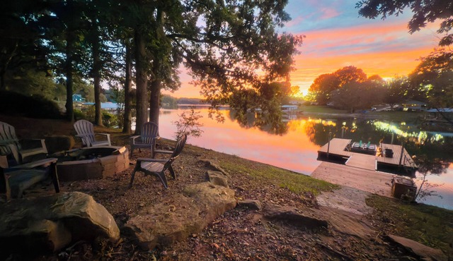 New Listing! Lakefront Cabin | Lake Norman | Sleeps 10 | Large Deck | Kayaks!