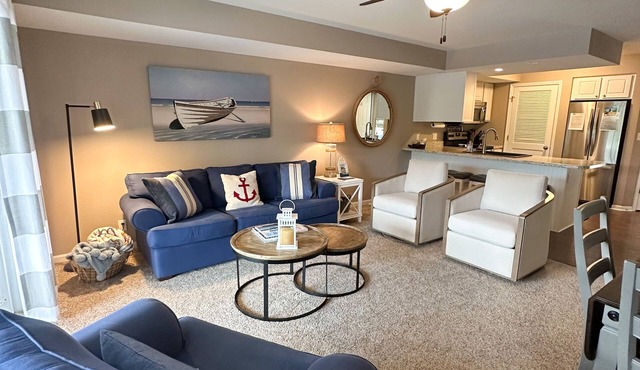 NEW LISTING *Lakefront* Sleeps 6* Pool*